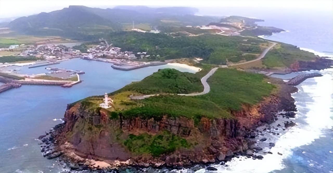 东海上有一座面积不大的小岛，离台湾只有一百多公里，离钓鱼岛也不算远，却被日本牢牢