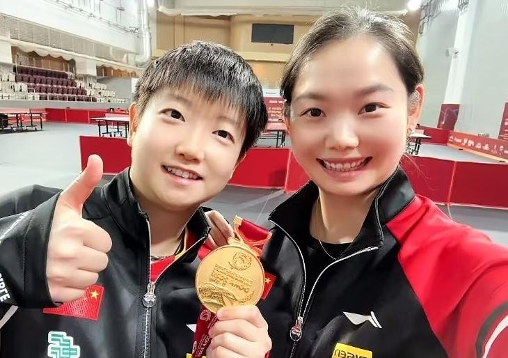 伦敦世乒赛女团决赛，孙颖莎3：0战胜张本美和后跑下场，不是和马琳主教练握手，而是