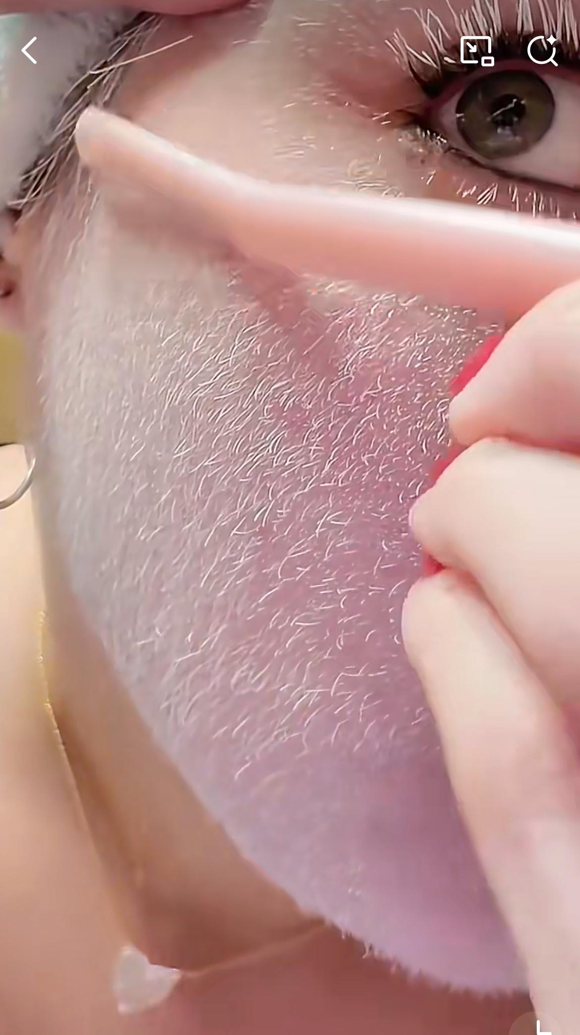 北欧诗歌天鹅绒皮肤原来是真实存在的，这个北欧女子用剃刀剃掉脸上的绒毛，本来以为是