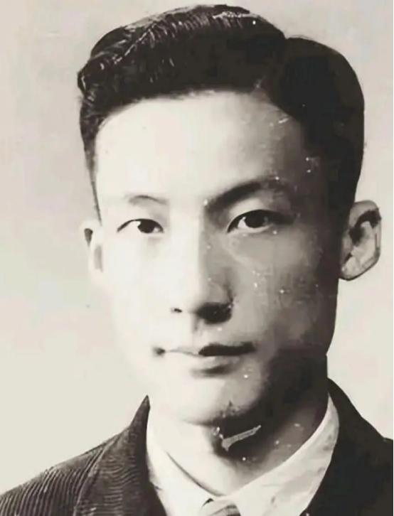 1949年，毛人凤下令处死朱君友。朱君友坦然赴死，却发现枪决他的2名特务，朝他频
