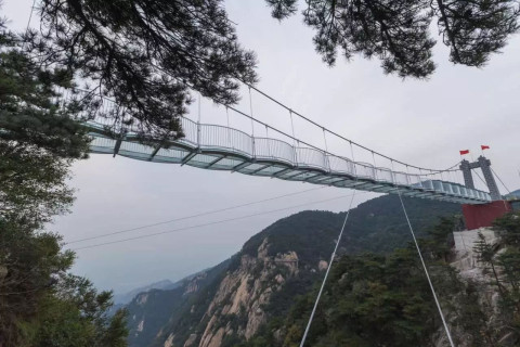 一群人在蒙山玻璃桥上吓软! 临沂人都要去试试!