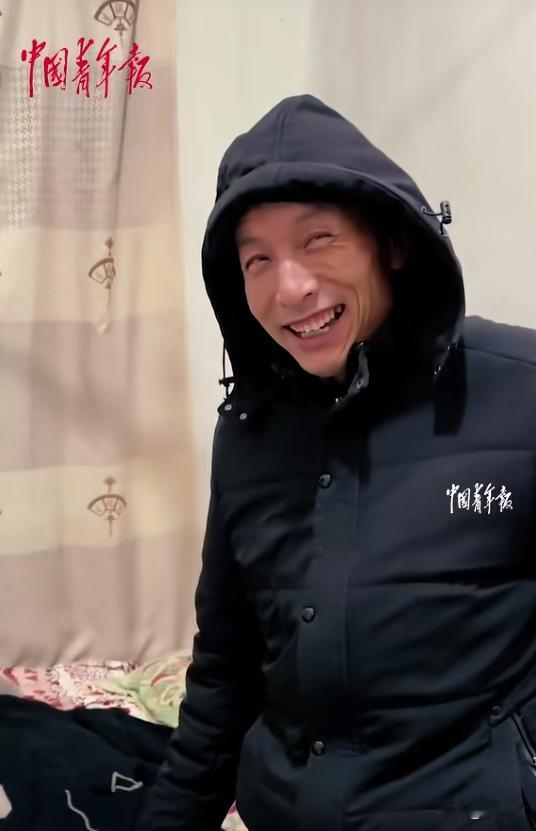 泪目了！一大学生放假回家，对父母声称，卧室床铺太过单薄，于是父母一同前往儿子房间