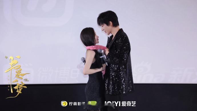 我的评分：[星星][星星][星星][星星][星星]这里两个人中有三个人压不住嘴角