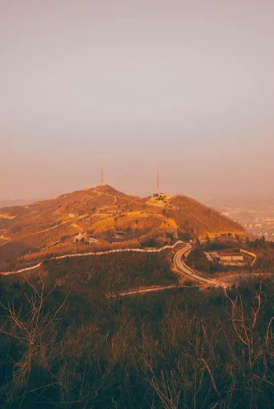 晨光微熹｜山顶的风景，总要自己去看看早起爬山。石阶覆着湿凉水汽，青苔悄悄