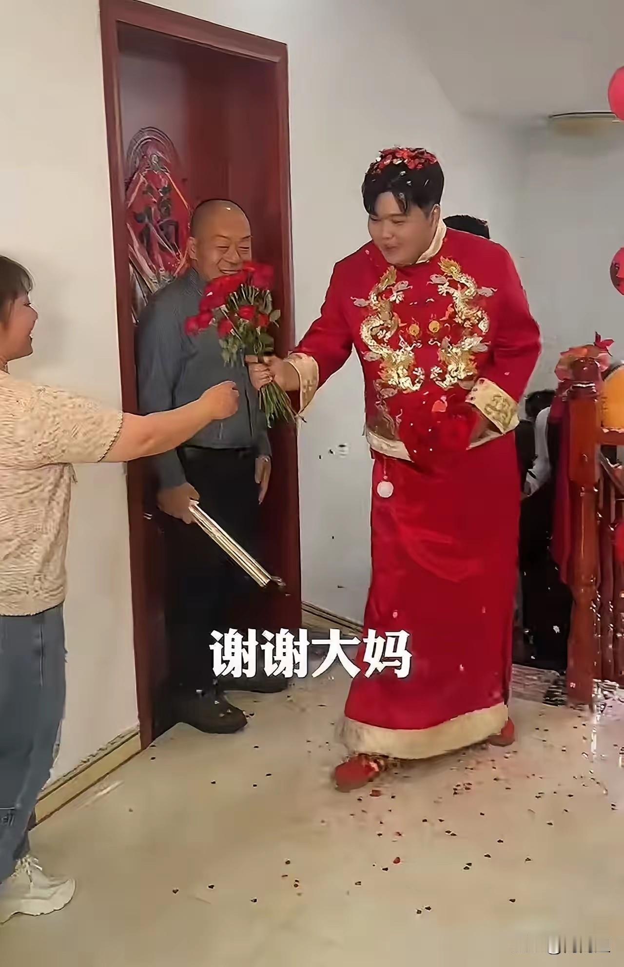 这才是格局！江苏连云港一新郎去接亲，为了顺利接到新娘特意准备了一摞红包防止娘