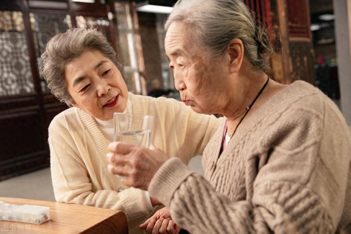 医生多次提醒：老人睡前，宁愿口渴，也要忍着别喝“这三种水”睡前口渴，年轻人可