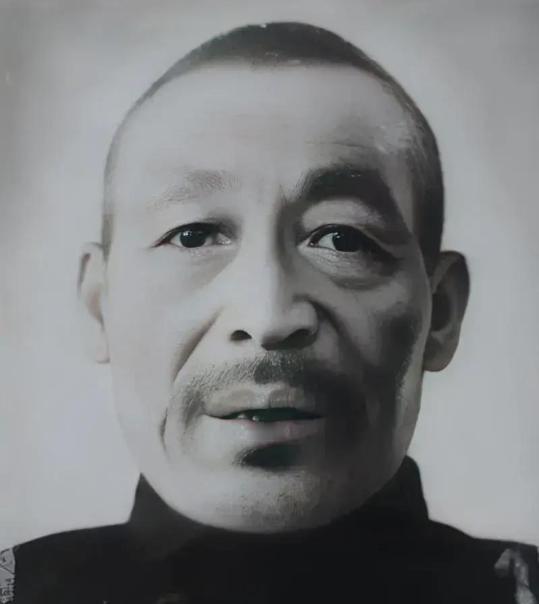 1949年，杀了3000多名红军的韩起功逃入祁连山，解放军搜寻多日无果，这时，一