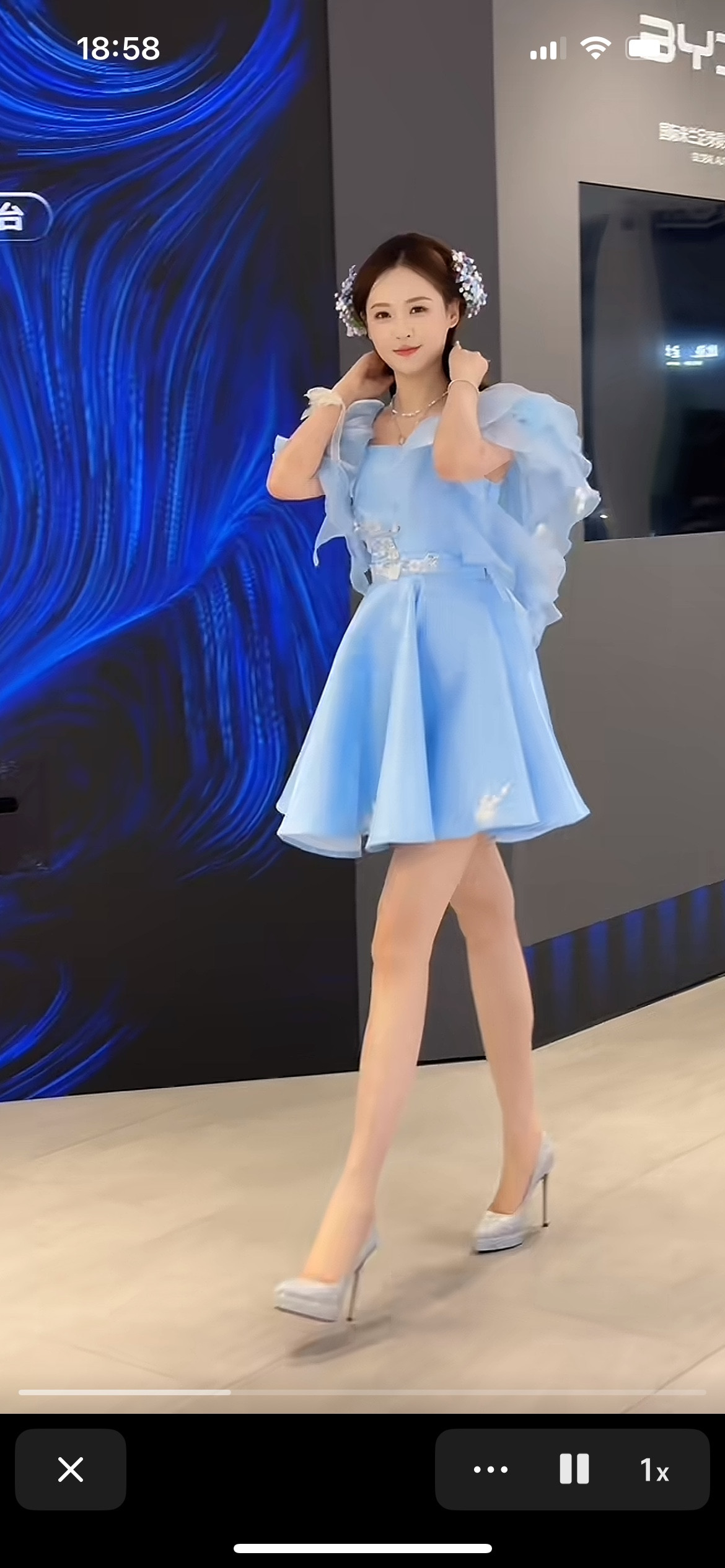 2025年广州车展，美女如云……女孩子怎么可以漂亮成这个样子～谁知道第...