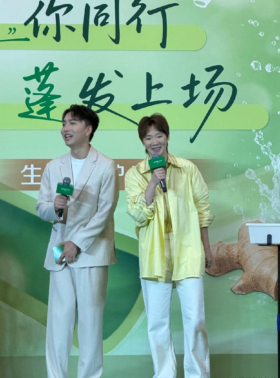 刷到王曼昱现身线下活动现场！一身浅黄衬衫搭配白裤子清爽温柔，拿着话筒笑意满满，状