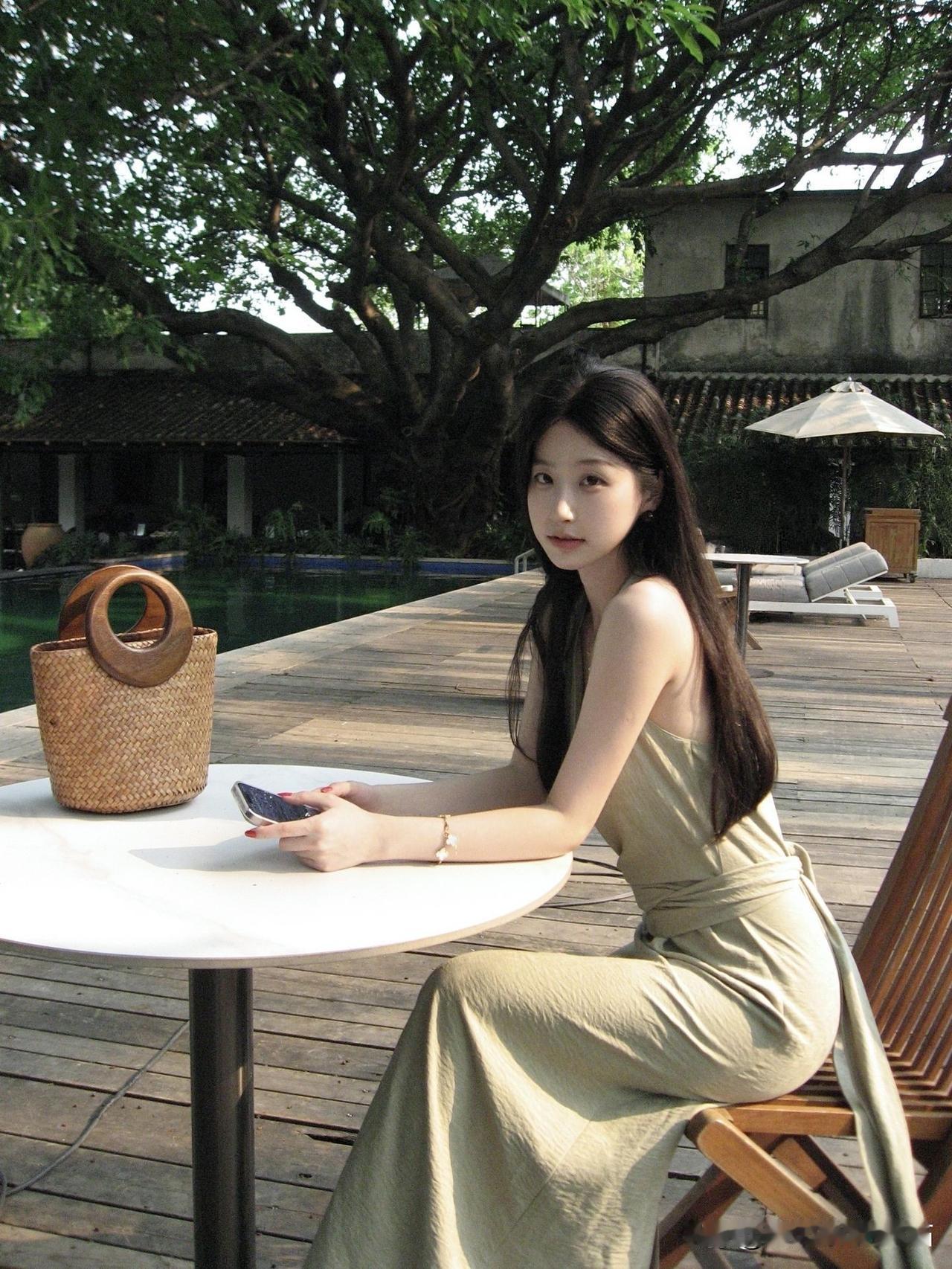 悠闲午后，泳池边上的静谧时光