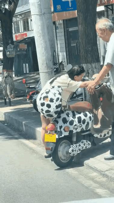 大爷内心表示我后悔帮你了，一点不上心，嘻嘻哈哈的差点把我也给拽倒