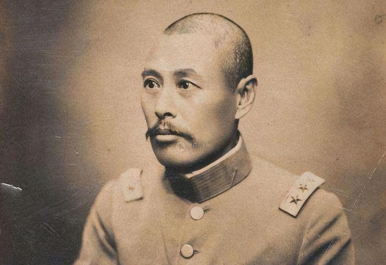 1926年10月，兵败的吴佩孚带着卫队逃到邓县，于学忠带着手下六个师长出门迎接，