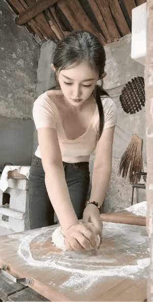今天有兴趣揉面包饺子，有想吃的吗？管够，帮忙包饺子来吧，