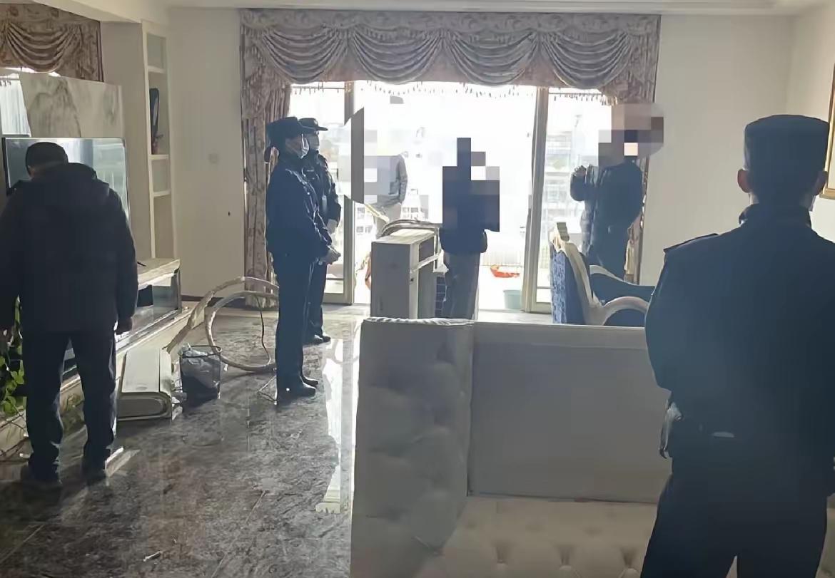 谁能想到？花79万全款拍套房，清理时竟在墙里挖出1000多万现金！换作是你，会偷