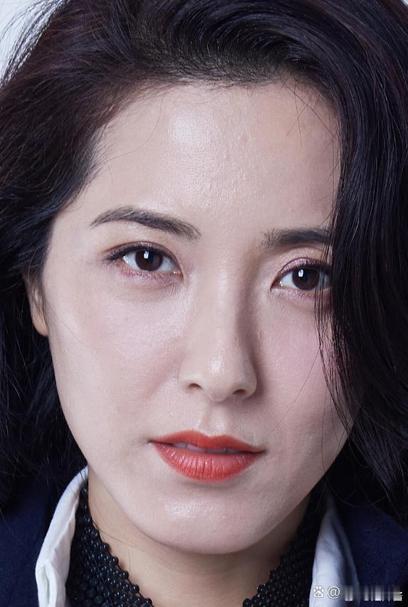 曾黎这张脸太牛了，这么怼脸拍完全没塌，不愧是校花人选