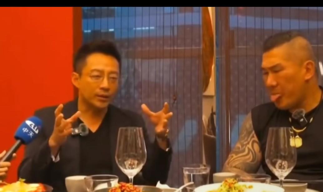 汪小菲对大北京真的是情有独钟啊！坐在上海的餐厅里，对千里迢迢而来的guanzh