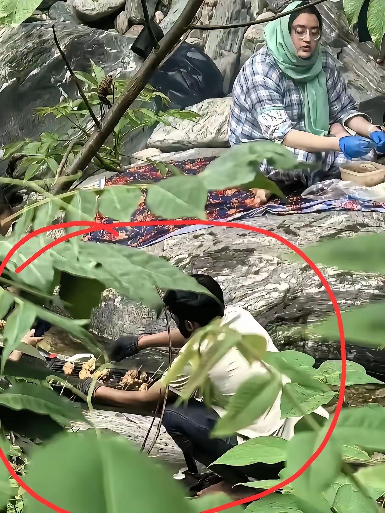 我勒个去，怎么什么犄角旮旯都有印度人。有网友爬山，竟然在半山坡看到一堆印度人