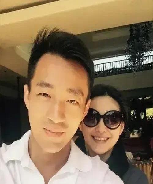 大S和汪小菲的离婚大戏背后，藏着多少<em>豪门恩怨</em>的弯弯绕绕？当年这对金童玉女结婚时