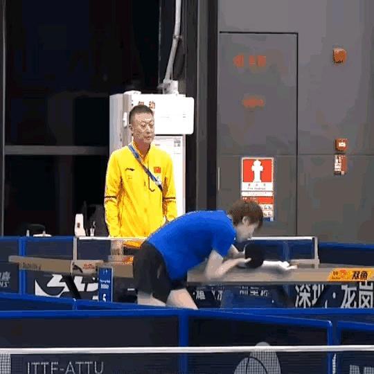 王曼昱这发球，直接往对手脸上招呼，全场都看笑了。对手根本来不及反应，眼睁睁