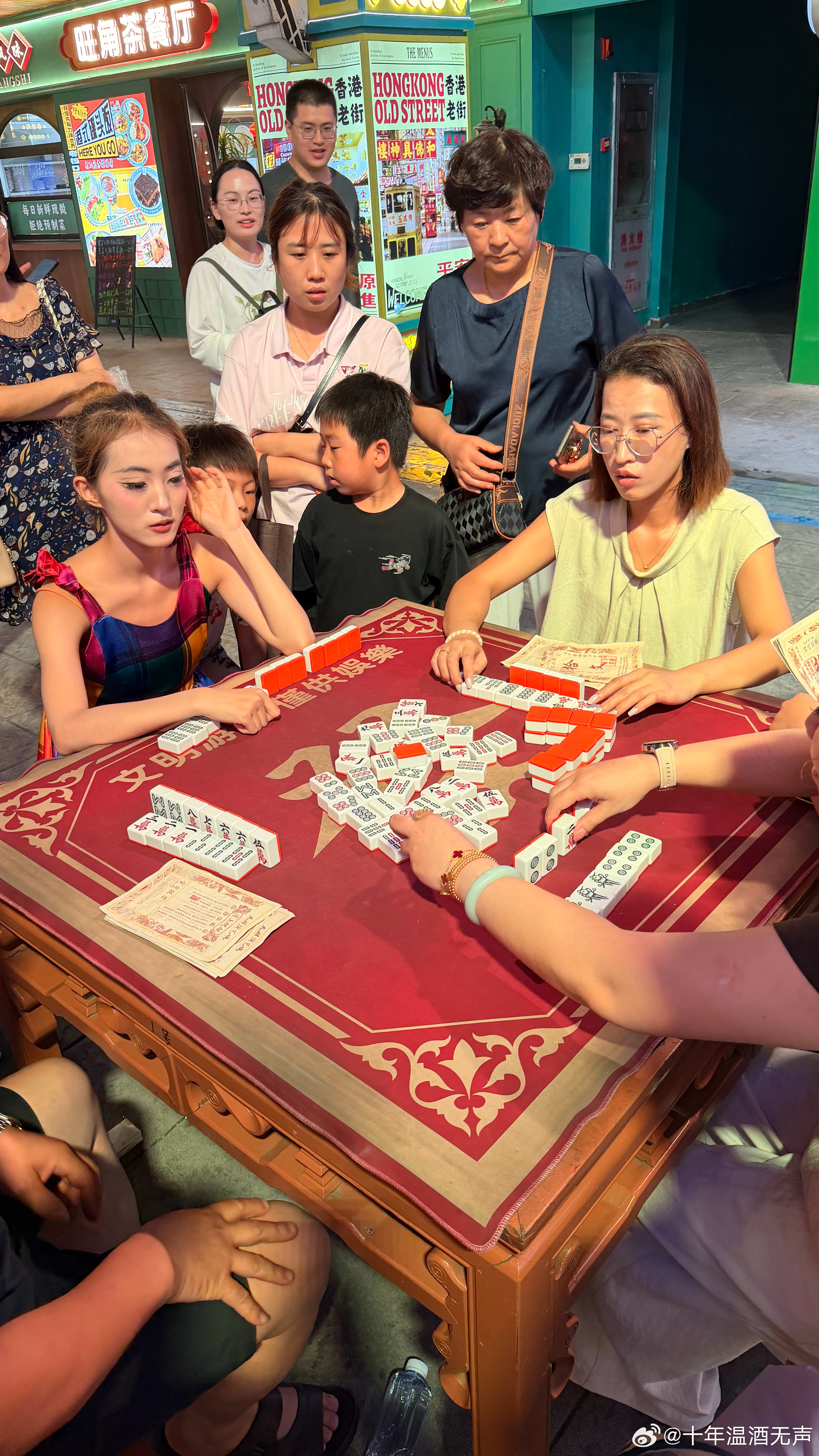 这位美女的工作好啊，我还以为四个游客在这打麻将，搞半天她是工作人员，工作就是陪打