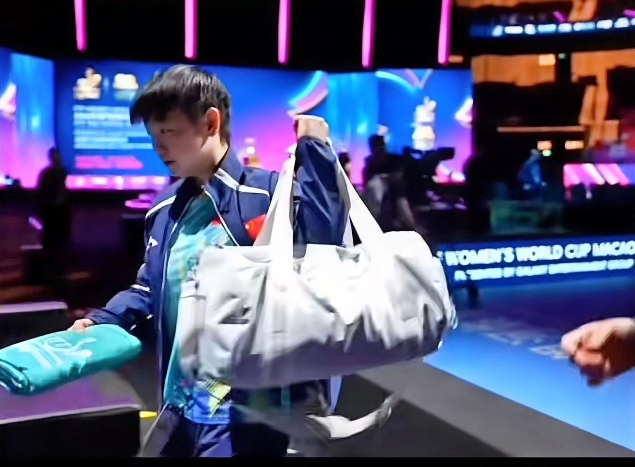 大家有没有注意到莎莎的这个细节在关键时刻顶住压力的她在战胜高达以后，第一