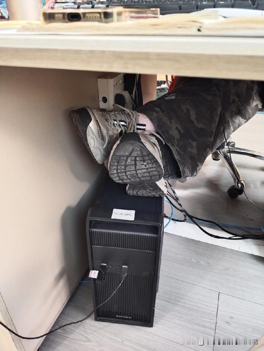 入职第3天，女同事把脚踩我机箱上——这是在钓我？今早刚泡好的枸杞水还没抿一