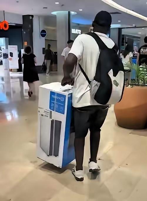 一个老外，花3万多人民币买了台中国空调，在TikTok上疯了一样喊：今天必须开1