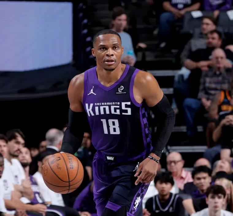 威少与保罗本赛季表现对比:1、威少年龄:37岁身高:1.93米体重