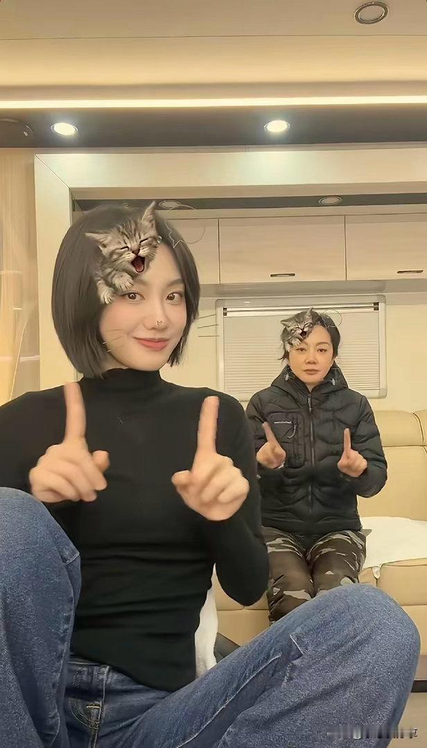 55岁的闫妮真是童心未泯，跟女儿在镜头里一起做手势舞，女儿长得好美啊，颜值都超越