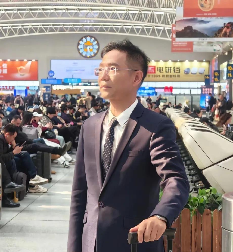 五一节，李老师向钉锤子发出灵魂拷问，请钉锤子回答。李老师首先发出第一问，为什