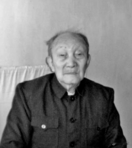 1939年，日军召开宴会，军统特工詹长麟趁机混入其中，他拿出了一包剧毒，悄悄撒进
