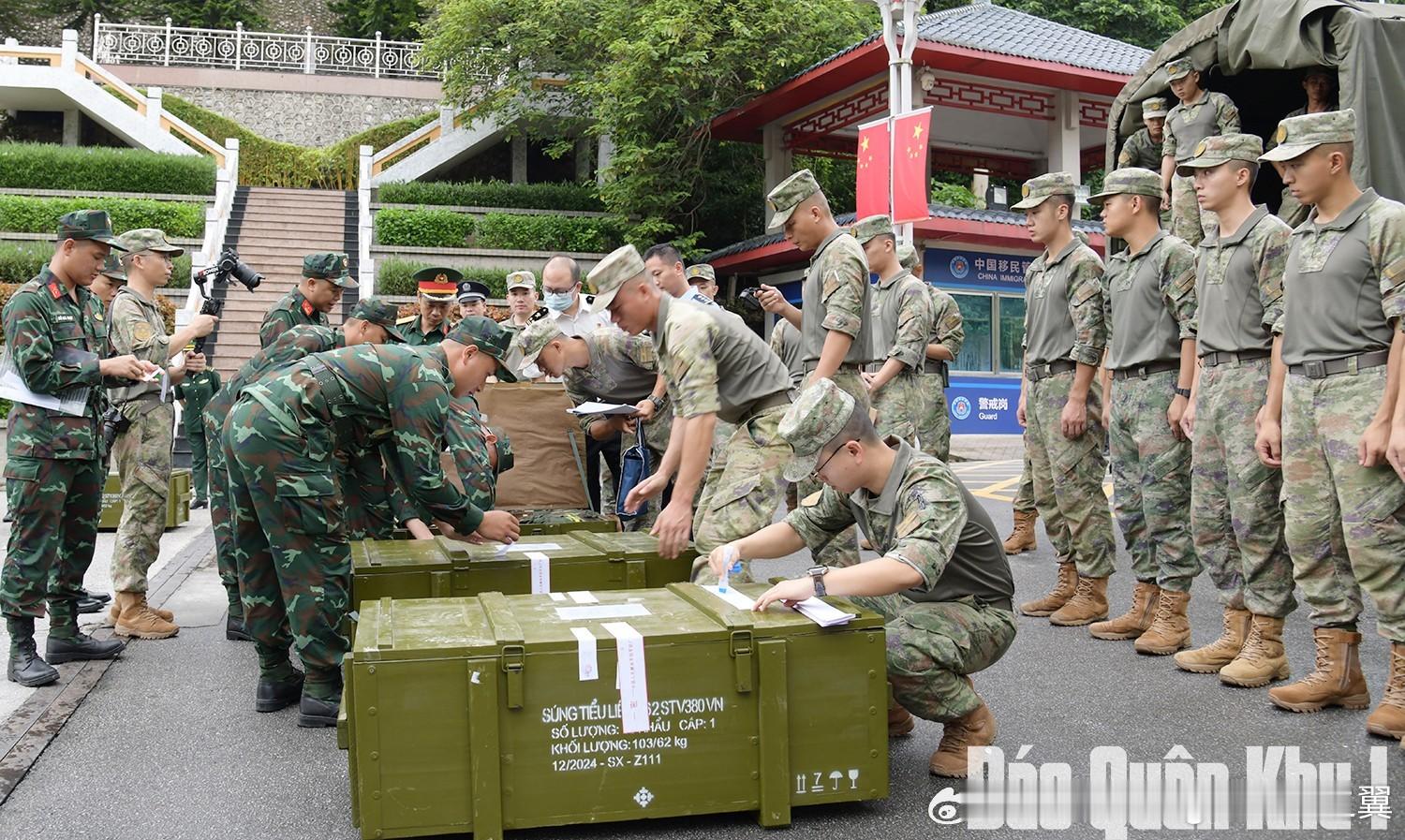越南和中国士兵正在给越南制造的STV-380突击步枪运输箱贴封条，准备将其运往广