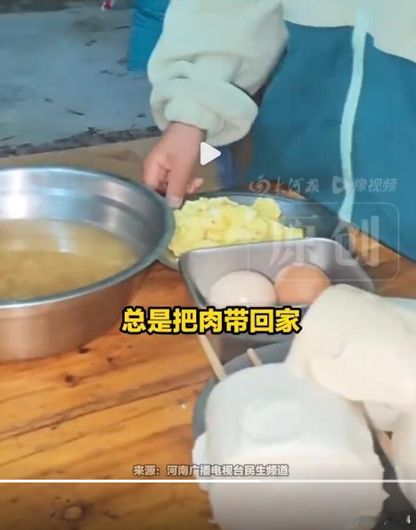 一中年男子因病去世，留下年仅9岁的儿子和73岁的老父亲相依为命。小孙子怕爷爷去世