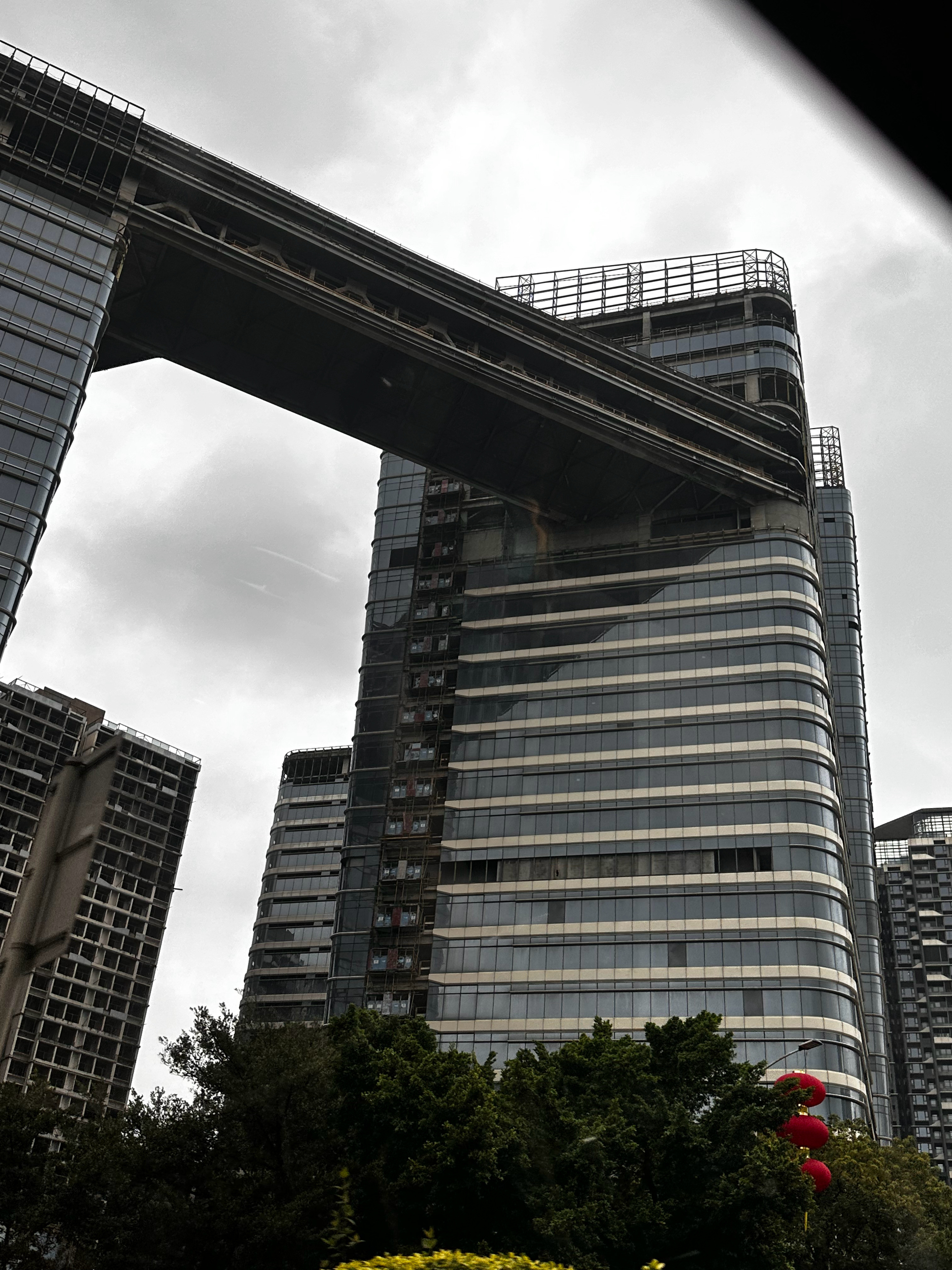 这几栋楼看上去都快完工了，可惜了～