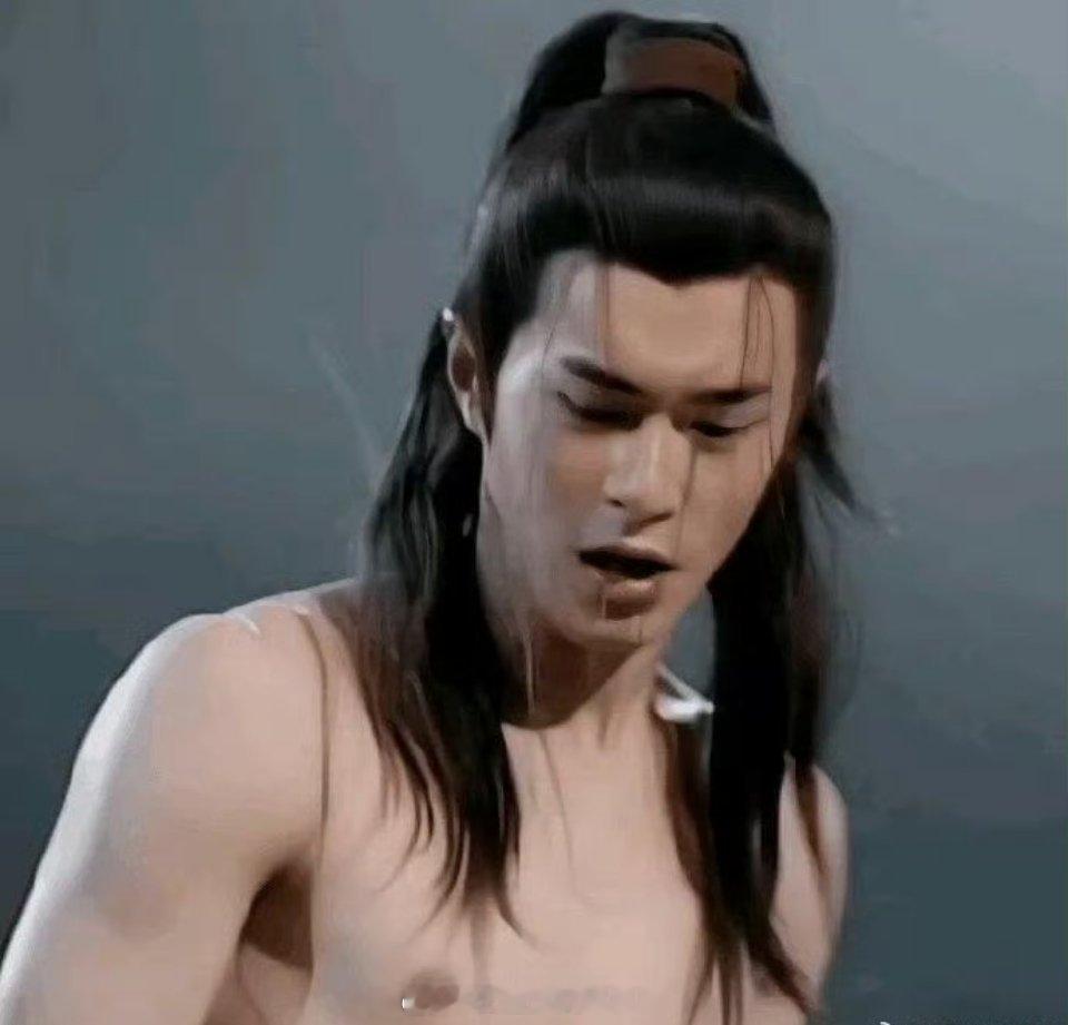 小时候看古天乐的身材没觉得有啥，现在才知道是我肤浅了......