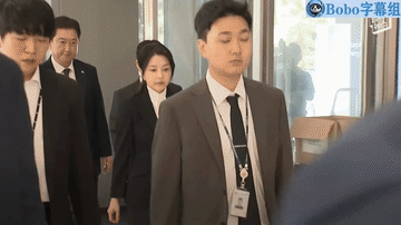 金建希千呼万呼使出来，押送她出场的是内乱特检组的人，现场没有激动的民众，也都没人