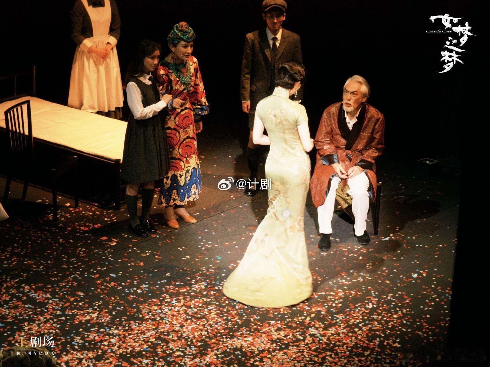 曼妙迎来了真正的主人倪妮看她走路时的那种体态，慵懒里带着挺拔，松弛中自有风情。