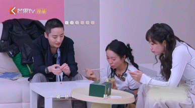 蒋一侨被李艺彤激到solo跳舞哈哈哈哈李艺彤这“激蒋法”也太好用了吧，把蒋一侨激
