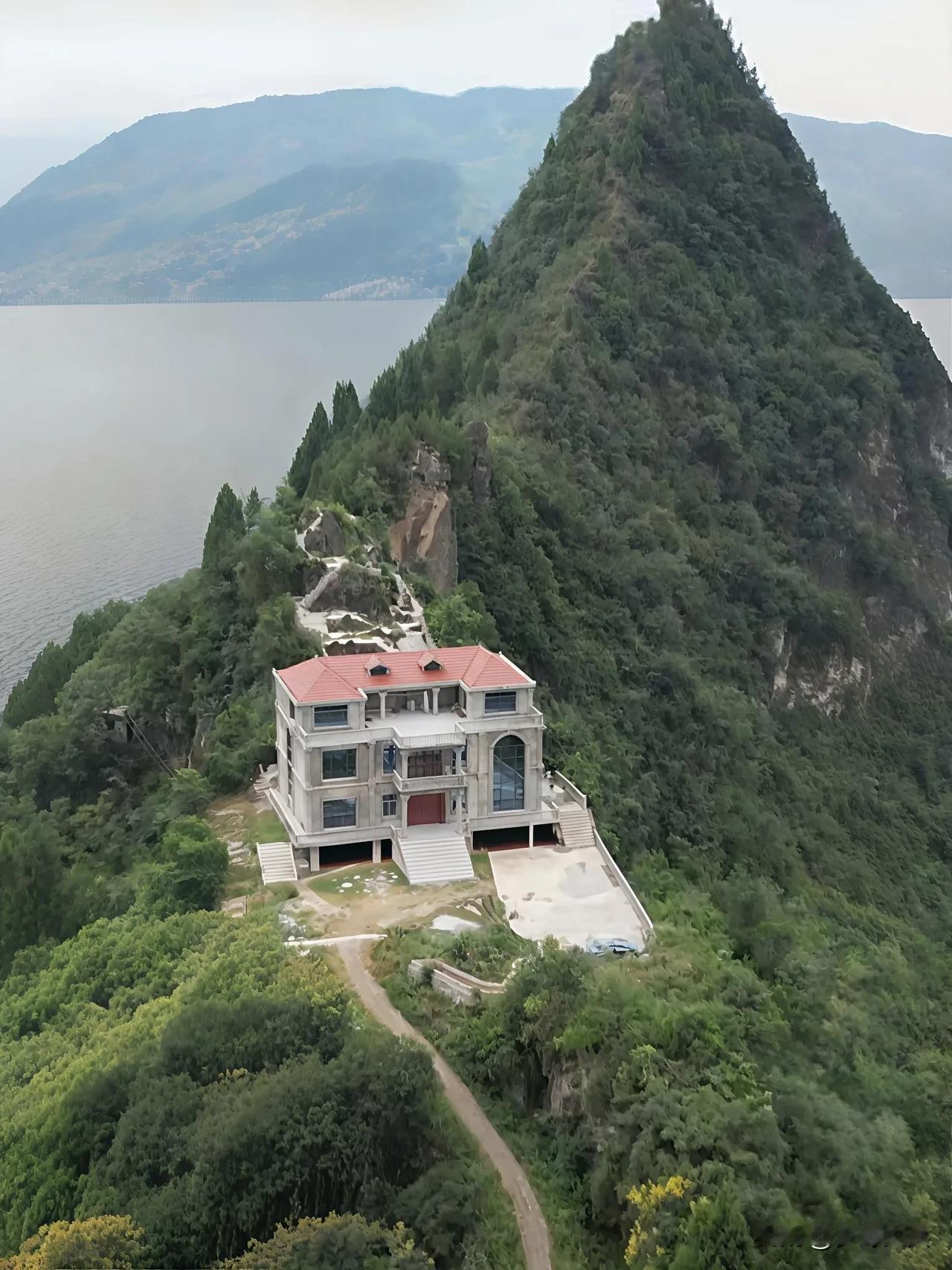 潮汕1位富翁花200多万在大山里买地建房，一共用了500多万建好的房子，还专门修