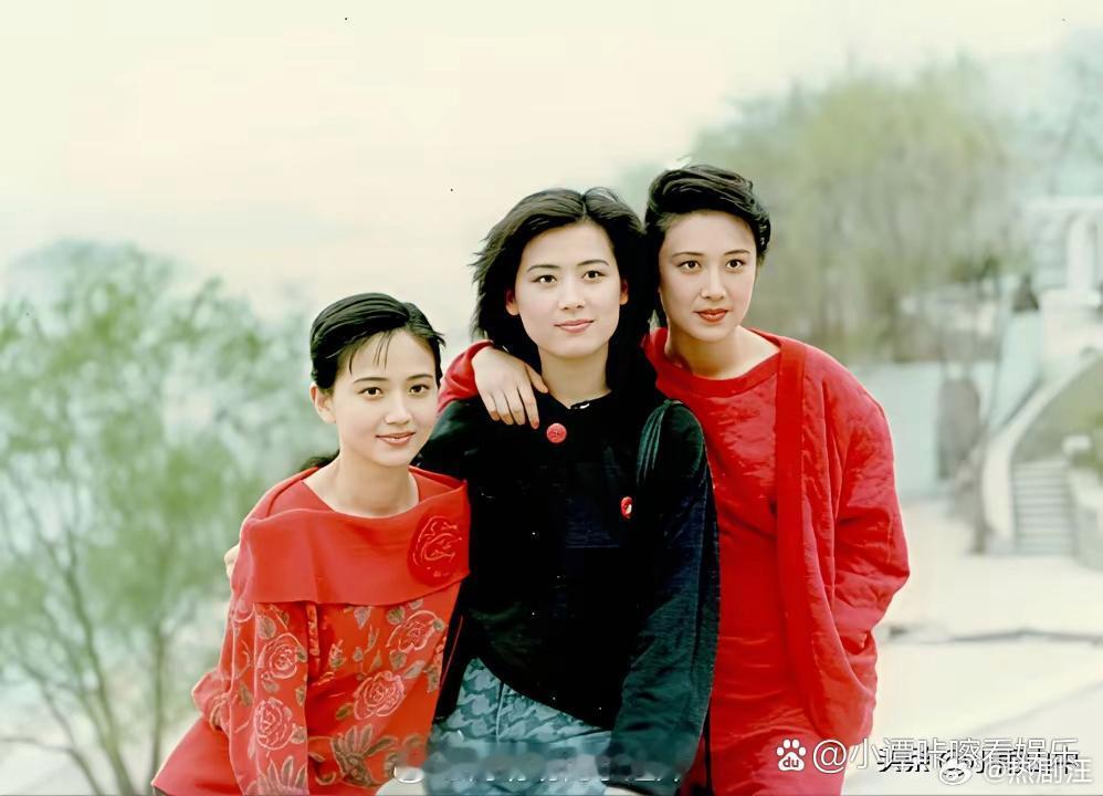 陶慧敏、夏菁、傅艺伟在电影《红楼梦》戏外的合影。三美合影，分外养眼，难分高下！