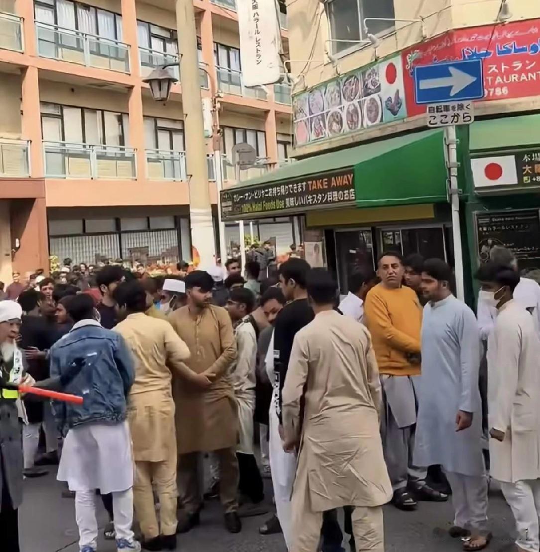 印度网友高兴坏了，在网上不断的调侃日本，不要惧怕战争，大胆的往前冲就是了，什么都