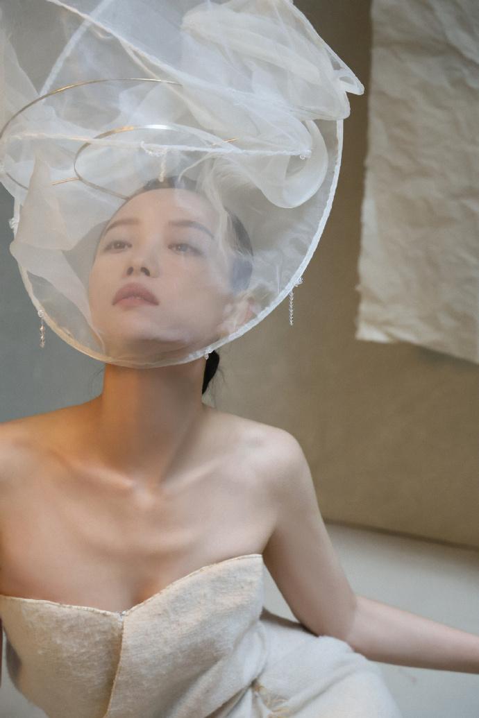 倪妮全新穿搭画报，冷感百变美人。