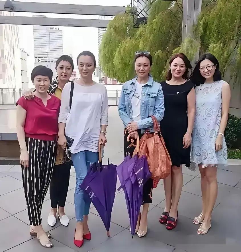 你肯定认不全这张合影里的每张脸。但如今，她们每个人的脸都值上亿。19