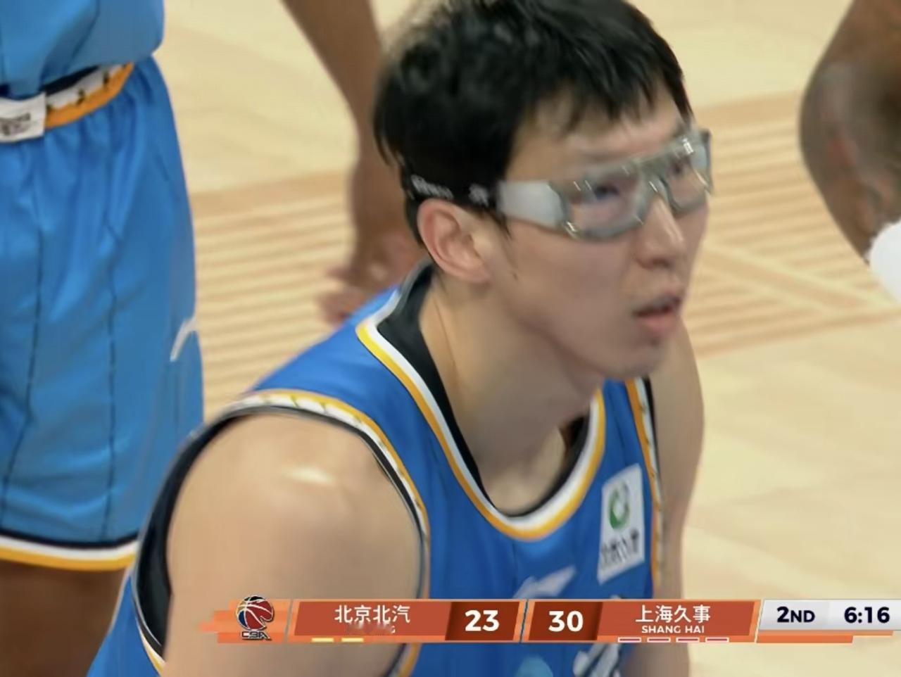 北京北汽怎么搞得，主场作战，上海久事的双大外洛夫顿和白边，双双因伤休战，而北京北