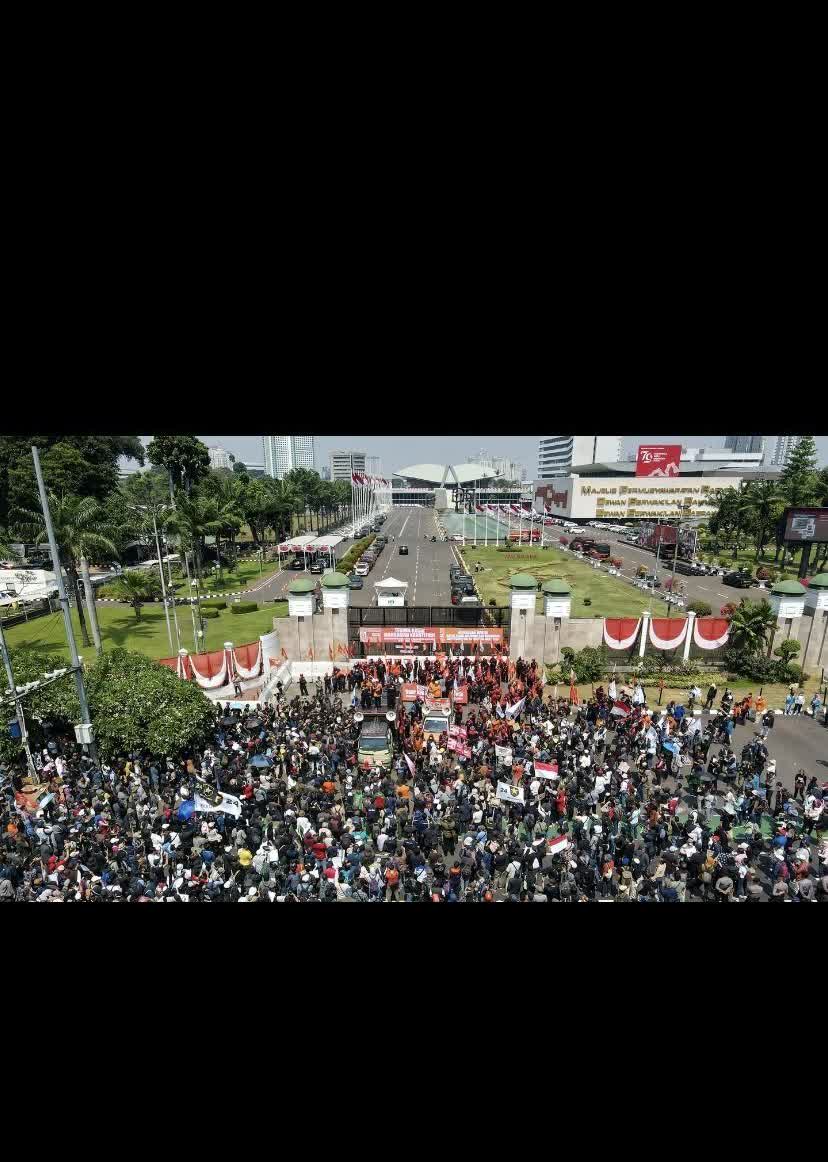 以前印尼发生暴乱，头一个被洗劫目标是华人。他们借用华人挑起种族矛盾，来转移阶级矛