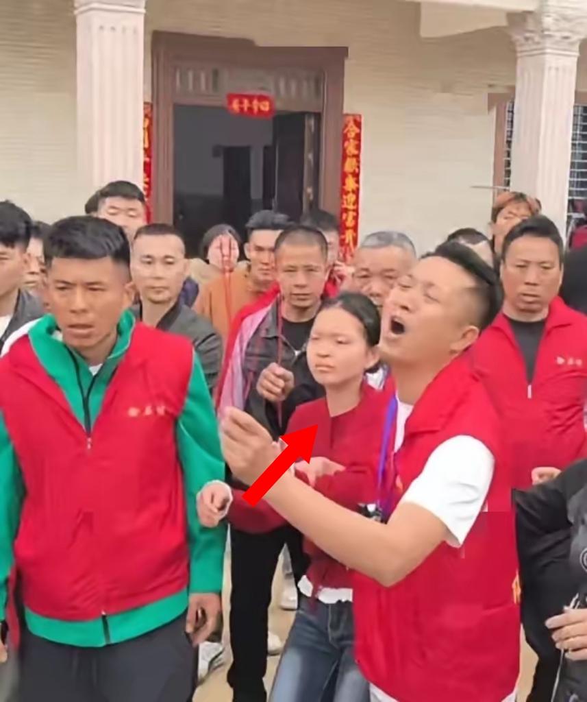 有些场子，砸钱真不好使。就在前两天，隔壁村那场妈祖祭祀闹出的动静，比过年放的