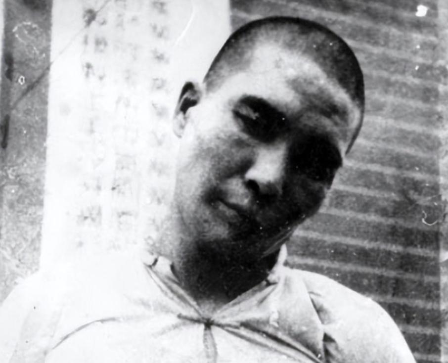 1950年3月22日，重庆南岸弹子石集市人头攒动。一个卖菜的摊位前，几名穿着普通
