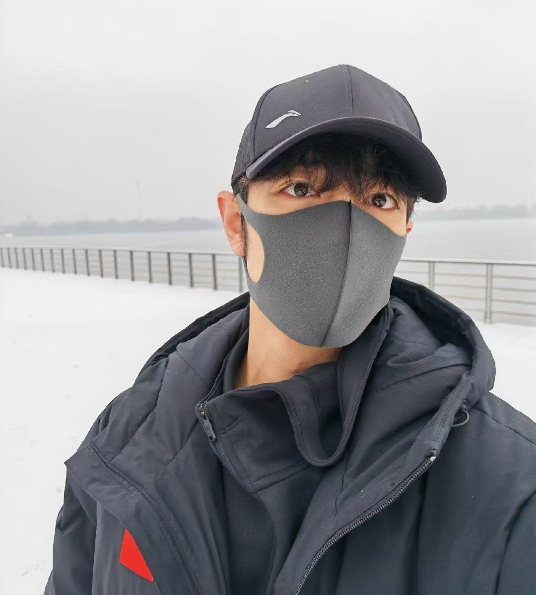 肖战雪天自拍肖战发博分享雪天自拍，又帅又可爱的战战，男友感太强吧肖战晒东北雪