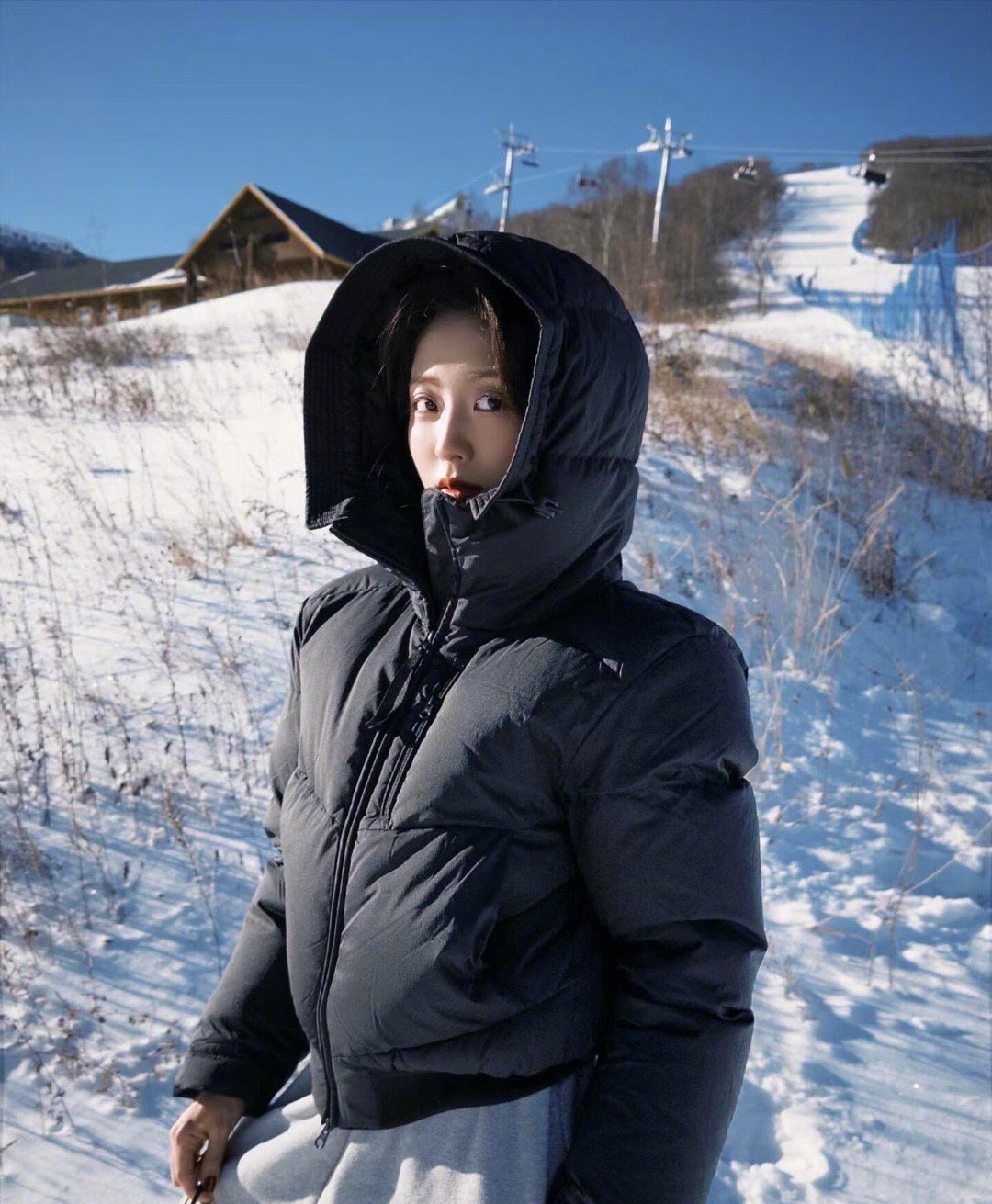 低温天懒人穿搭公式邢菲冬日穿搭保暖又时髦邢菲的冬日氛围穿搭来袭，用短款羽绒服穿出