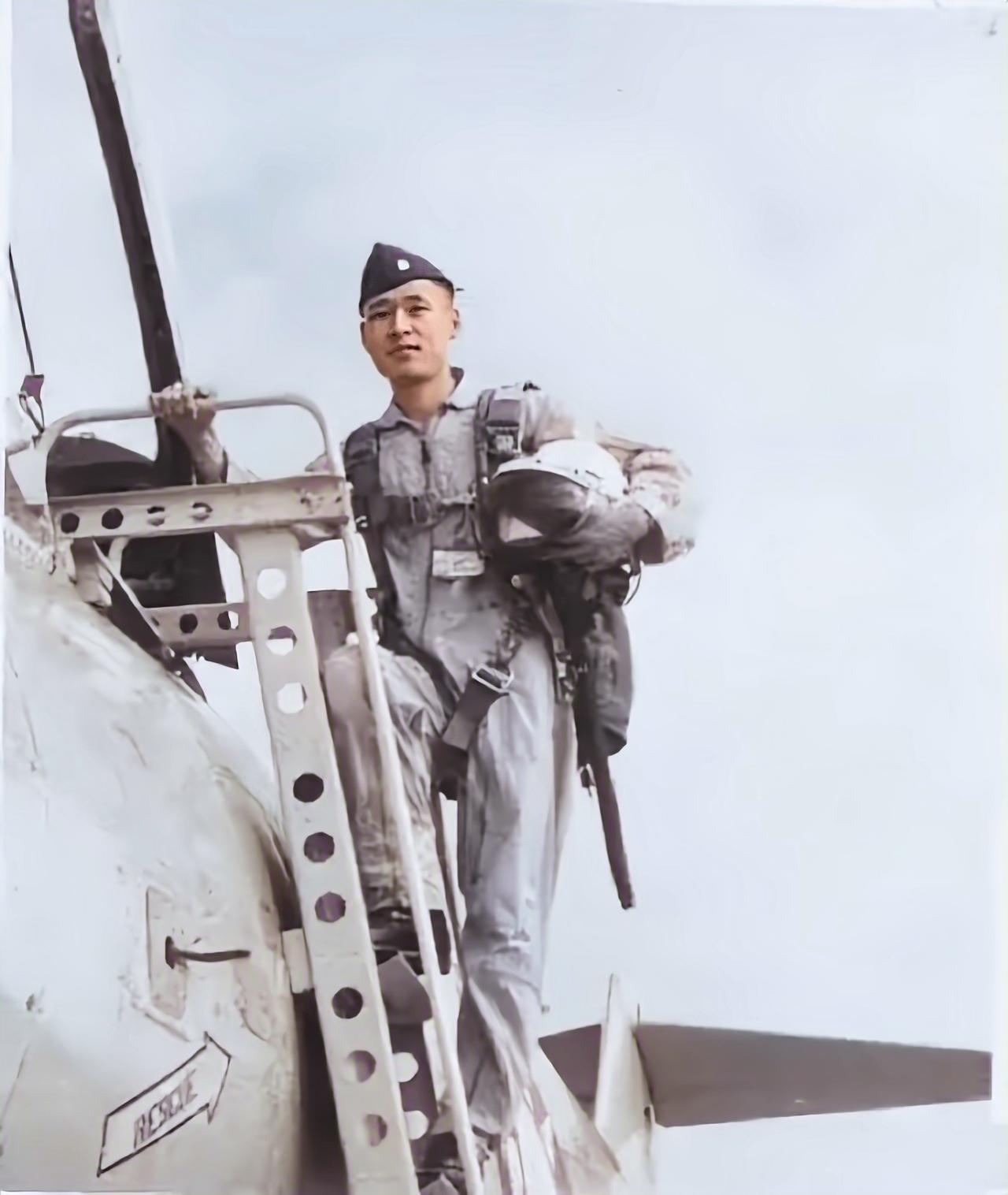 台湾空军王牌飞行员谢翔鹤，1964年被解放军俘虏，拒不投降，只为能重回台湾效力国